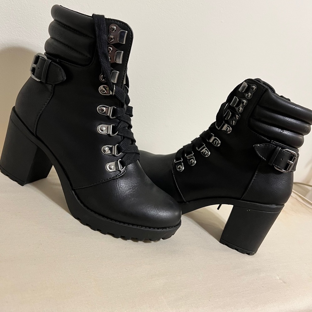 NEW BLACK BOOT